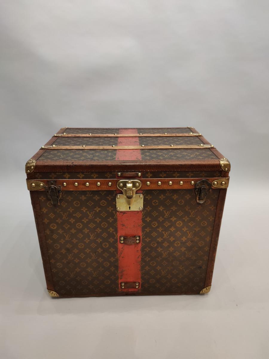 Coffre Louis Vuitton orange des années 1900, coffre Louis Vuitton - Les  Puces de Paris Saint-Ouen